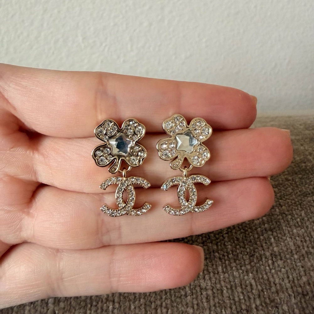 ✨ Chanel Crystal Flower & CC Logo Drop Earrings☘️ - Picture 10 of 12